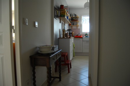 Här har du kommit in genom entrén och har vårt IKEA-kök framför dig